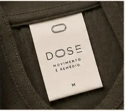 Etiqueta interna da DOSE costurada na gola, com tamanho.
